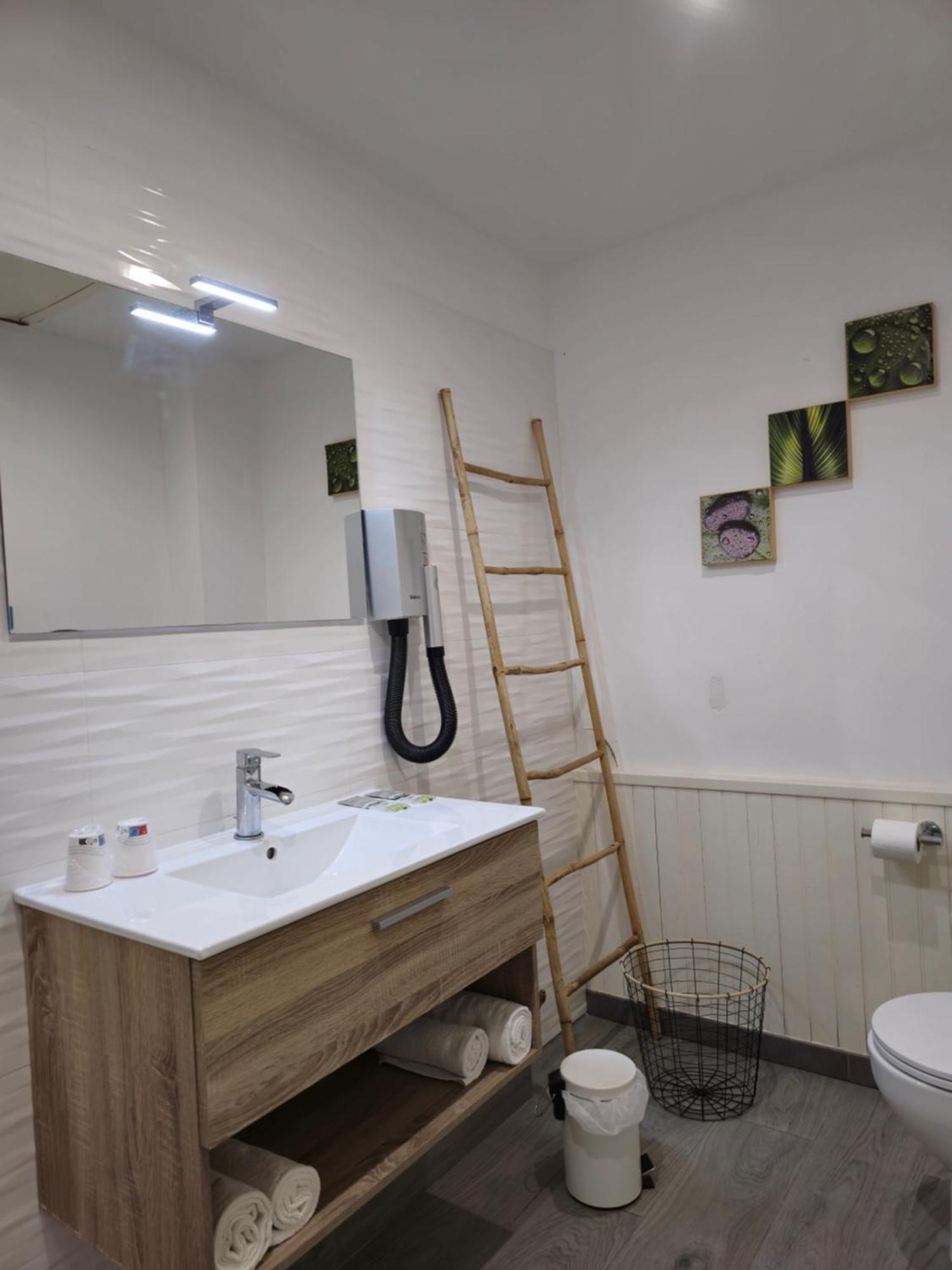 Hotel L'Alsace-Gare Sncf Нарбонн Номер фото
